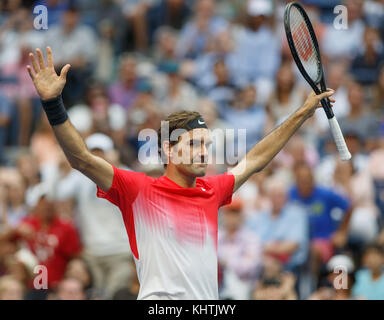 Il tennista svizzero ROGER FEDERER (sui) tifa dopo la sua vittoria all'US Open 2017 Tennis Championship, New York City, New York State, Stati Uniti. Foto Stock