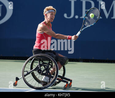 La tennista tedesca Sabine Ellerbrock gioca un backhand shot in Wheelchair Singles match all'US Open 2017 Tennis Championship, New York City, New York Foto Stock