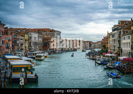 Vista dal ponte di rialto su barche e le gondole del Canal Grande di Venezia in un giorno nuvoloso Foto Stock