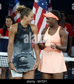 La tennista americana Sloane Stephens e Madison Keys ridono durante la presentazione del trofeo dopo la partita delle finali femminili all'US Open 2017 Foto Stock