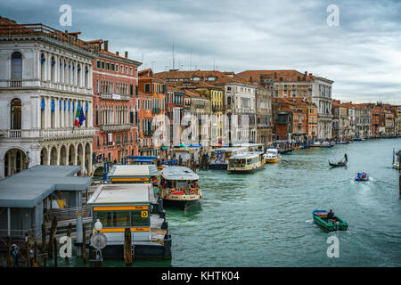 Vista dal ponte di rialto su barche e le gondole del Canal Grande di Venezia in un giorno nuvoloso Foto Stock