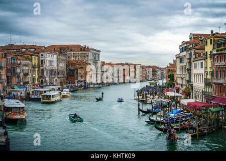 Vista dal ponte di rialto su barche e le gondole del Canal Grande di Venezia in un giorno nuvoloso Foto Stock