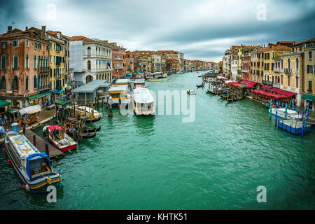 Vista dal ponte di rialto su barche e le gondole del Canal Grande di Venezia in un giorno nuvoloso Foto Stock