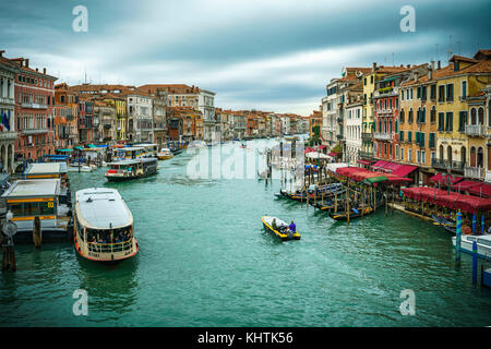 Vista dal ponte di rialto su barche e le gondole del Canal Grande di Venezia in un giorno nuvoloso Foto Stock