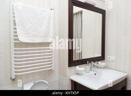 Minimalista in marmo beige con piastrelle bagno contemporaneo Foto Stock