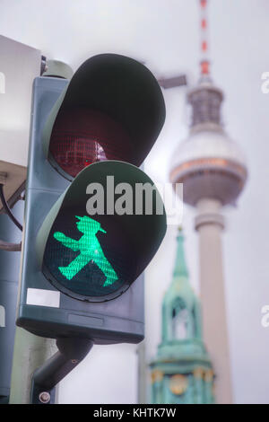 Berlino - 21 agosto: verde uomo a piedi (ampelmann) sul semaforo il 21 agosto 2017 a Berlino, Germania Foto Stock