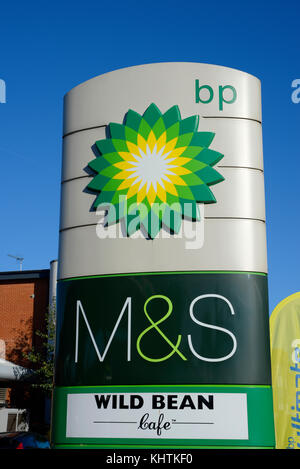 Cartello del garage bp a Southend on Sea, Essex. Logo Helios Sunflower. M&S. Foto Stock