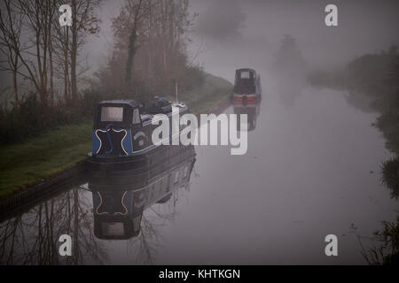 Autunno nebbia di mattina nebbia Cheshire, Tiverton Tarporley. Narrowboats ormeggiato a lato dell'ombreggiato Oak pub sulla Shropshire Union Canal Foto Stock