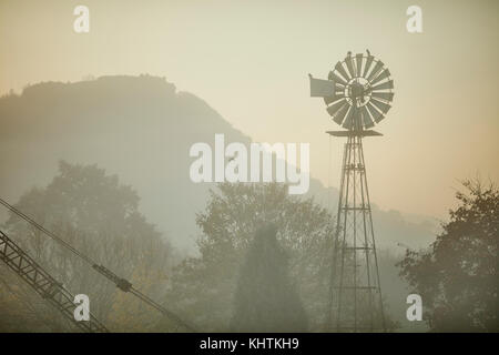 Autunno nel Cheshire, ex Royal Beeston medievale castello arroccato su uno sperone rupe di arenaria visto attraverso lui mattina nebbia e nebbia. Foto Stock