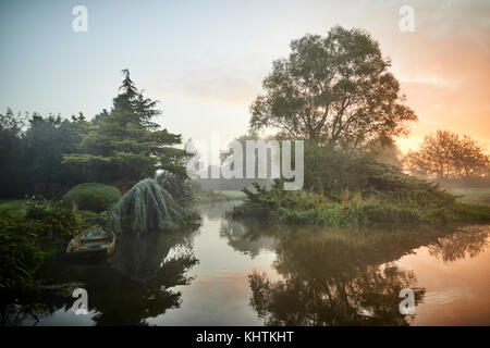 Autunno nebbia di mattina nebbia campagna di Cheshire , Tiverton, Tarporley. Una piccola isola sul Fiume Gowy Foto Stock