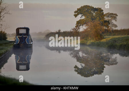 Autunno nebbia di mattina nebbia Cheshire, Tiverton Tarporley. Narrowboats ormeggiato a lato dell'ombreggiato Oak pub sulla Shropshire Union Canal Foto Stock