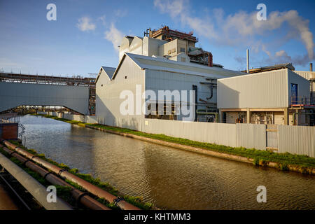 Autunno nel vicino NorthwichTATA chemicals EUROPE LIMITED, Lostock funziona e Trent e Mersey Canal Foto Stock