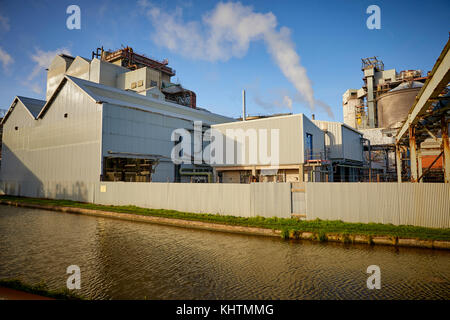 Autunno nel vicino NorthwichTATA chemicals EUROPE LIMITED, Lostock funziona e Trent e Mersey Canal Foto Stock