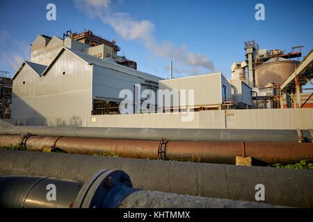 Autunno nel vicino NorthwichTATA chemicals EUROPE LIMITED, Lostock funziona e Trent e Mersey Canal Foto Stock