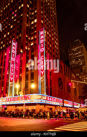 NEW YORK CITY - 28 settembre 2017: Vista della trafficata strada notte fuori scena Radio City Music Hall sulla Sesta Avenue nel centro di Manhattan. Foto Stock