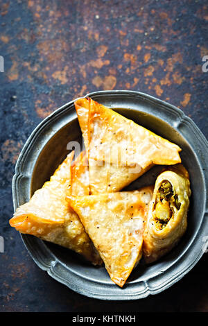 Samosa di verdure con ceci, spinaci e patate Foto Stock