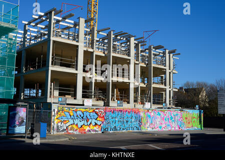 Riqualificazione in London Road Westcliff on Sea, Essex con arte di strada graffiti sugli ormeggi. Sviluppo DELL'ARCHITETTURA DAP chiamato Tide Foto Stock
