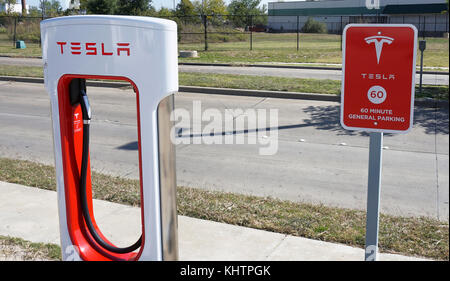 Corsicana,Texas- Novembre 2017, Tesla Supercharger station con agganci pronto per Tesla sono vetture schioccando in tutti attraverso gli Stati Uniti. Foto Stock
