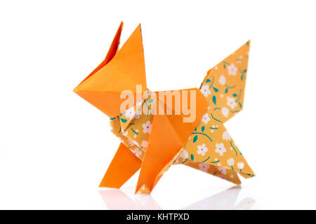 Fox modello origami su bianco Foto Stock