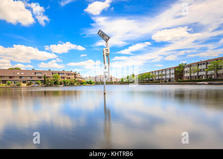 Tre mobili di metallo sedie impilate come città decorativa arte in piedi in acqua durante l'estate. Situato in una suburban de leyens nella città zoetermeer Foto Stock