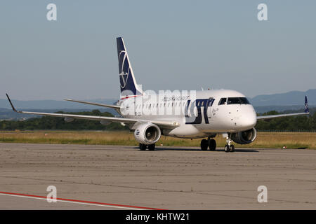 Stoccarda, Germania - estate 2017: un aereo Embraer presso l'aeroporto di Stoccarda Foto Stock