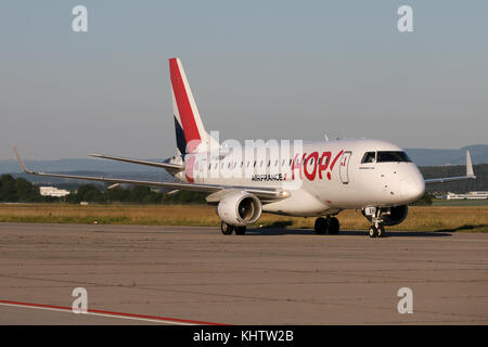 Stoccarda, Germania - estate 2017: un aereo Embraer presso l'aeroporto di Stoccarda Foto Stock