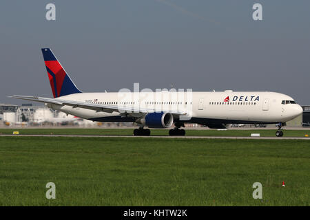 Stoccarda, Germania - estate 2017: un aereo all'aeroporto di Stoccarda Foto Stock