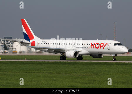 Stoccarda, Germania - estate 2017: un aereo Embraer presso l'aeroporto di Stoccarda Foto Stock