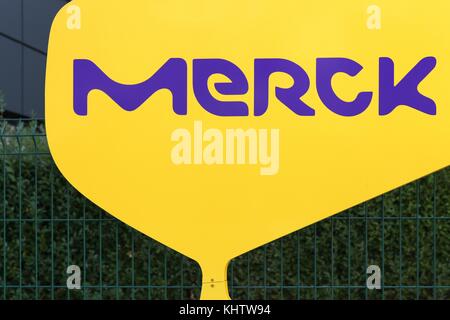 Lione, Francia - 7 ottobre 2017: ufficio di Merck in Lyon. Merck è una multinazionale tedesca, chimica farmaceutica e scienze della vita company Foto Stock