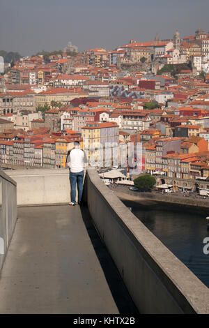 Settembre 2017 - Lone Guy si fermò sulla piattaforma di osservazione presso la funivia di Porto, Portogallo. Foto Stock