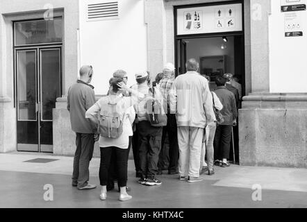 Settembre 2017 - stare in fila per i servizi igienici della Stazione di Porto, gli unici pubblici in tutta la città Foto Stock