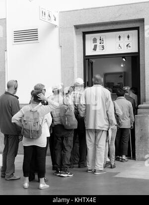 Settembre 2017 - stare in fila per i servizi igienici della Stazione di Porto, gli unici pubblici in tutta la città Foto Stock