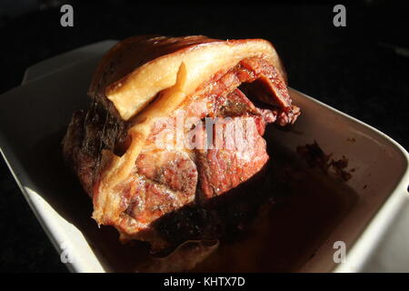 Il 19 novembre 2017. Gloucestershire, Inghilterra. Home Cucinato arrosto di maiale giunto di carne nel piatto di tostatura. Foto di Hector Foto Stock