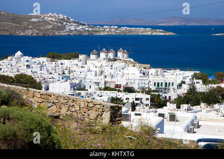 Panoramica su mykonos-town con i famosi mulini a vento, l'isola di Mykonos, Cicladi, Egeo, Grecia Foto Stock