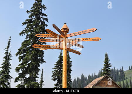 Segno di chilometraggio per diverse montagne di sci sulla montagna di Todd a picchi di sun resort Foto Stock