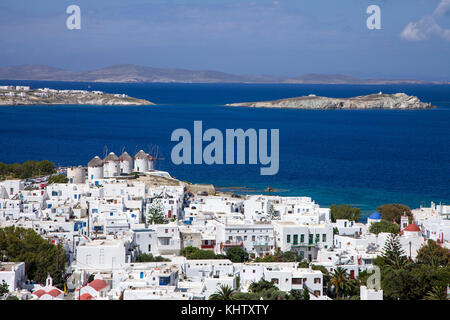 Panoramica su mykonos-town con mulini a vento, l'isola di Mykonos, Cicladi, Egeo, Grecia Foto Stock