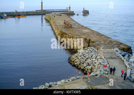 Whitby bocca di porto dal di sopra del molo Orientale in una giornata autunnale con un rimorchiatore a woek la cancellazione del canale di spedizione Foto Stock