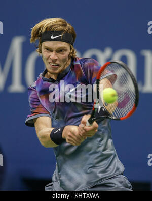 IL tennista russo ANDREY RUBLEV (RUS) gioca a ritroso durante la partita maschile dei singoli al campionato di tennis US Open 2017 di New York City, New York Foto Stock