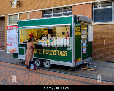 Una donna comprare generi alimentari da una camicia di patate in stallo Gilkes Street Middlesbrough Foto Stock