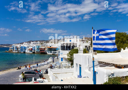 Bandiera greca a Little Venice, Mykonos-town, Mykonos, cicladi grecia, Foto Stock