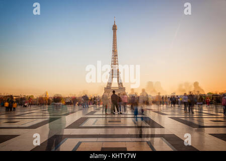 Persone sfocata sulla piazza del Trocadero ammirando la torre eiffel al tramonto, Parigi, Francia Foto Stock