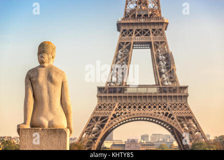 Donna statua in pietra nel giardino del Trocadero e la torre eiffel sullo sfondo, parigi francia Foto Stock