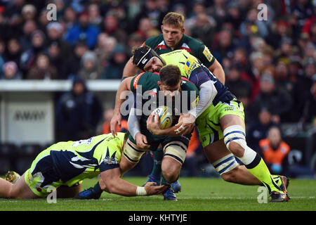 Mike Fitzgerland dei Leicester Tigers viene affrontato da Will-Griff John (a sinistra) e Andrei Ostrikov (a destra) durante l'Aviva Premiership match a Welford Road, Leicester. Foto Stock