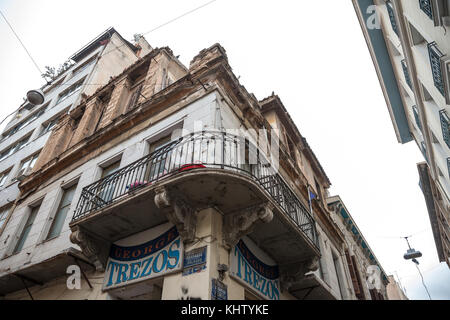 Athens, Grecia - 4 novembre 2017: angolo della costruzione nel quartiere Psyri di Atene dal centro città, a sinistra per il decadimento e rovina e con un balcone al primo piano pic Foto Stock