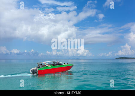 Barca di velocità a Koh Chang island in Thailandia Foto Stock