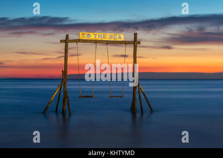 Swing in legno sulla spiaggia di Koh Kood island in Thailandia. Foto Stock