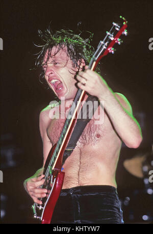 AC/DC Australian Rock Group con Angus Young circa il 1986. Foto: Jeffrey Mayer Foto Stock