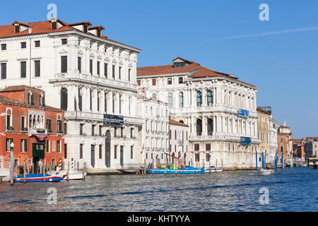 Grand Canal con Ca Pesaro (galleria d'Arte Moderna) e Palazzo Corner della Regina in inizio di mattina di luce, Venezia, Italia Foto Stock