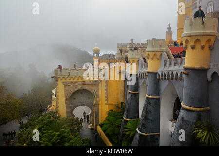 Palazzo da pena , castello romanticista in una nebbiosa giornata autunnale a Sintra , Portogallo. Primo piano . Foto Stock