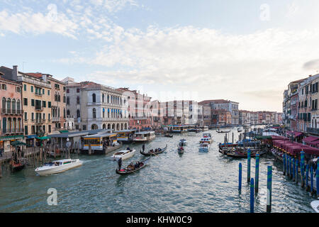 Vista dal ponte di Rialto, Venezia, Veneto, Italia al tramonto con gondole e barca il traffico su una trafficata Grand Canal compresi vaporetti, traghetto, acqua Foto Stock